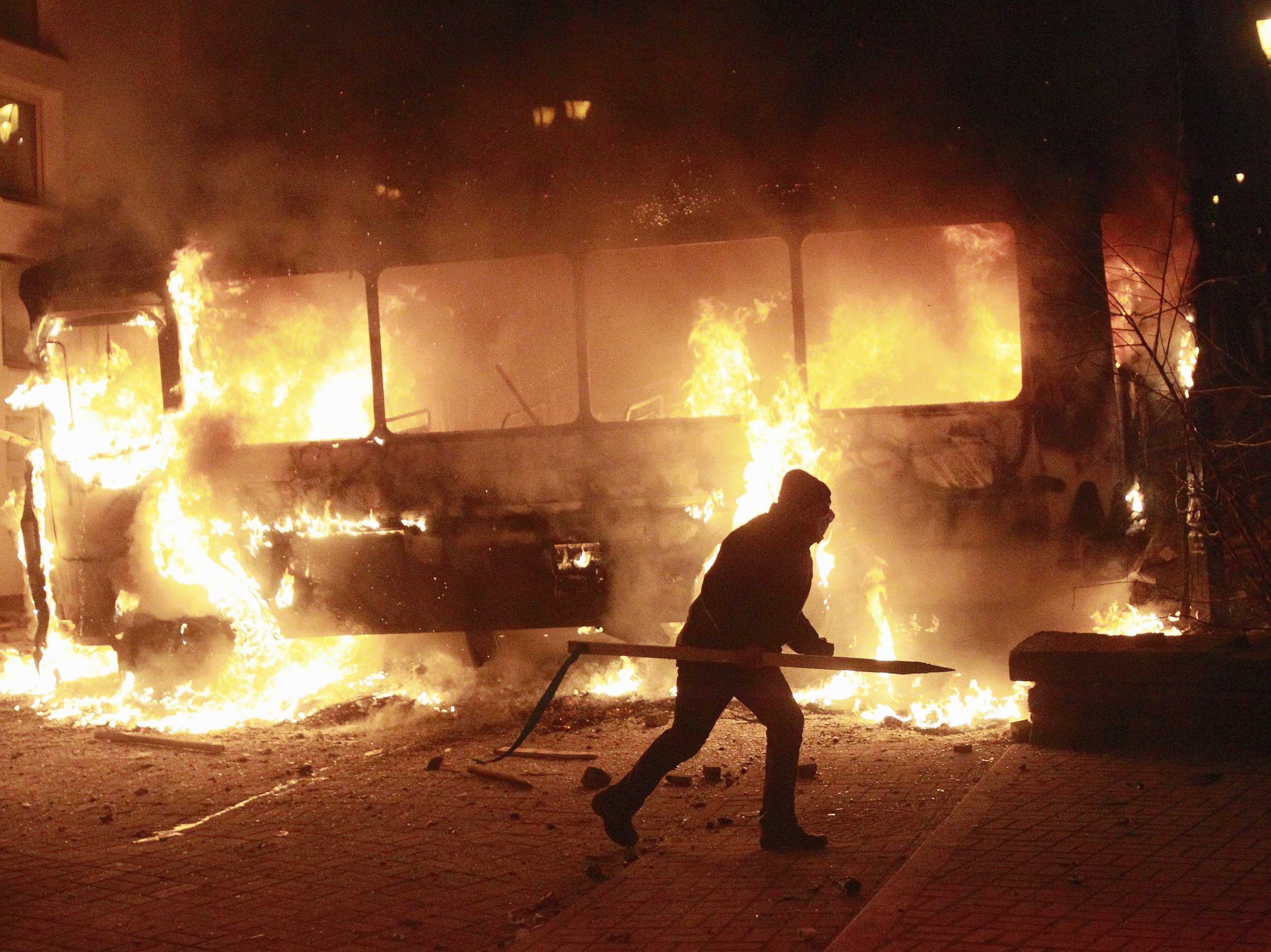 stunning-photos-show-chaos-and-violence-at-ukraine-protests