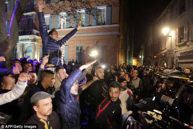 Doesn't look like antifa. Looks like Arabs.