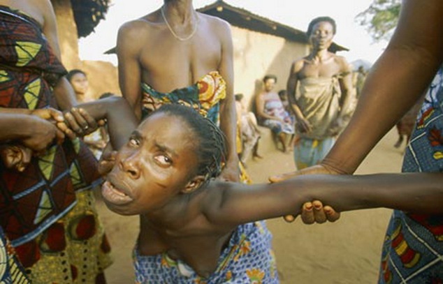 mai-rau-ca-n-evul-mediu-45-de-preoti-voodoo-au-fost-linsati-in-plina-strada-in-haiti_size6 mai-rau-ca-n-evul-mediu-45-de-preoti-voodoo-au-fost-linsati-in-plina-strada-in-haiti_size6