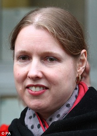 1407519975654_Image_galleryImage_Dr_Alison_Hewitt_talks_to 1407519975654_Image_galleryImage_Dr_Alison_Hewitt_talks_to