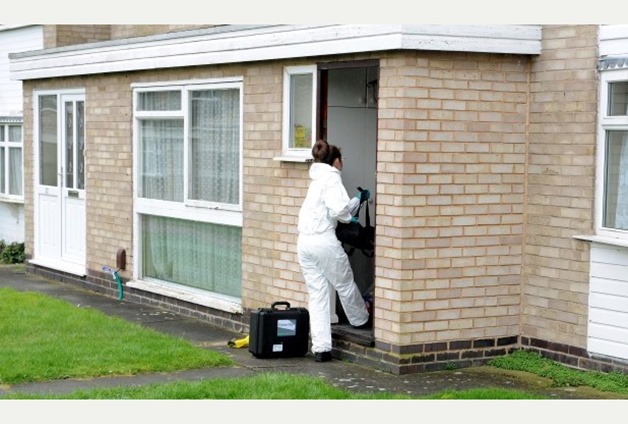 PICTURE ALEX HANNAM - Police and forensic officers at Somerfield Walk in Beaumont Leys where a body was found on Sunday - STORY PICTURE ALEX HANNAM - Police and forensic officers at Somerfield Walk in Beaumont Leys where a body was found on Sunday - STORY