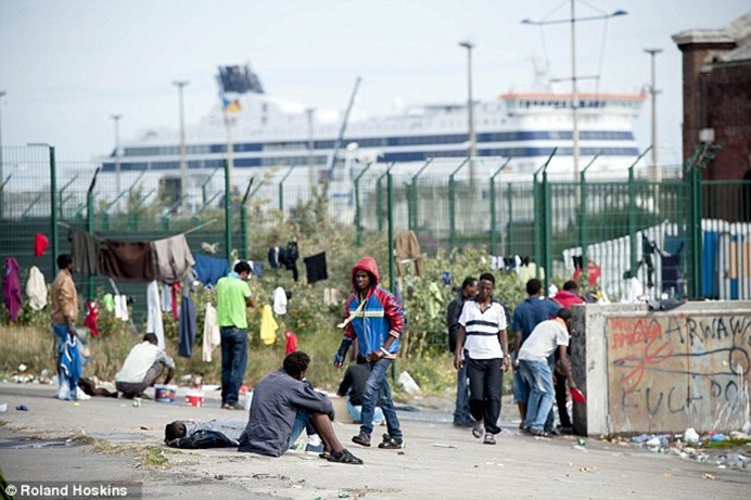1414226129364_wps_10_Migrant_camp_in_Calais_ce