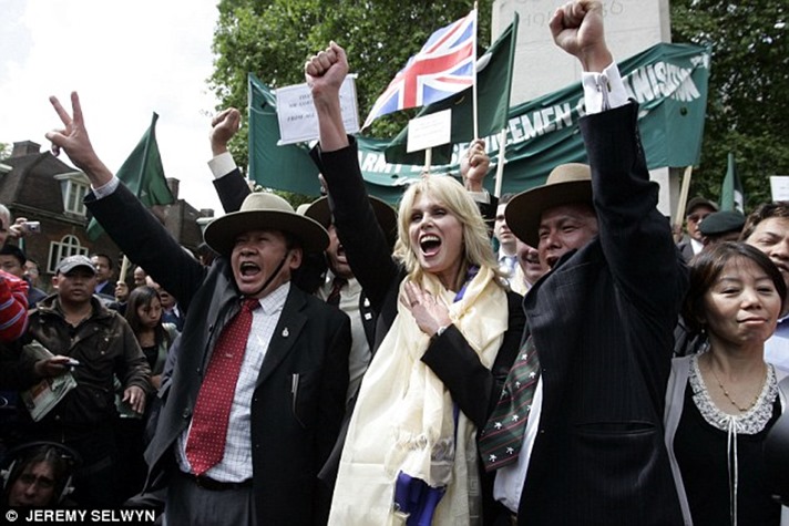 1416001994830_wps_2_JOANNA_LUMLEY_CELEBRATES_ 1416001994830_wps_2_JOANNA_LUMLEY_CELEBRATES_