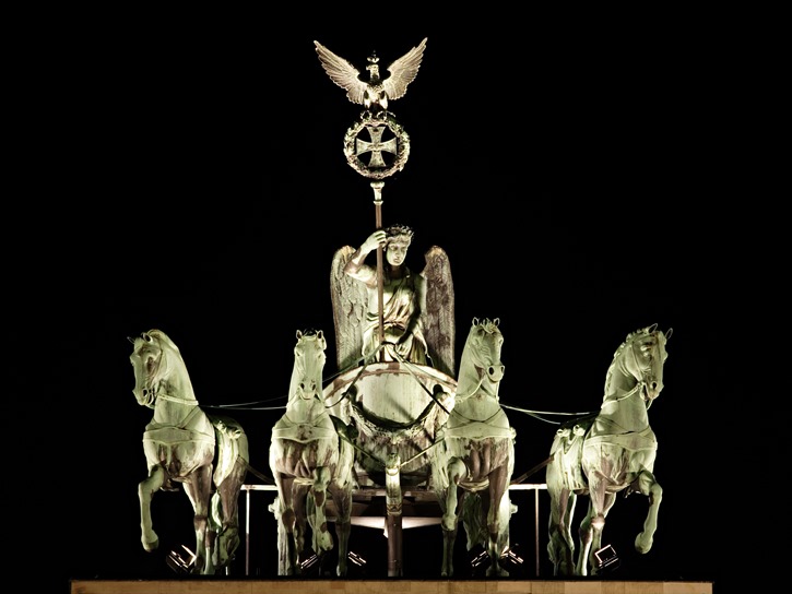 Brandenburg_Gate_Quadriga_at_Night