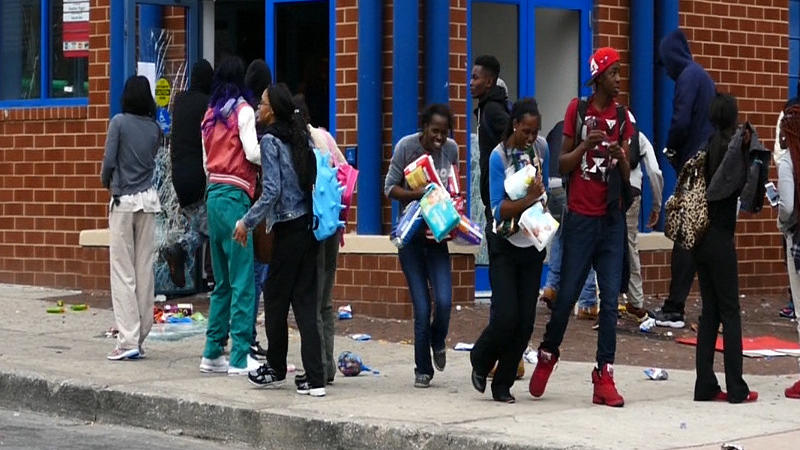bal-baltimore-riots-looting-cvs-drugstore-20150427