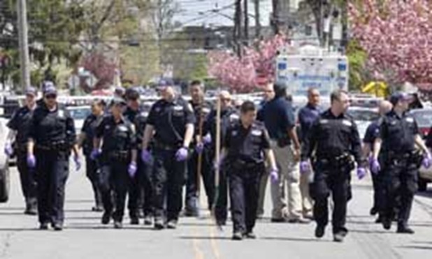 050315copshotinqueens_gnm032