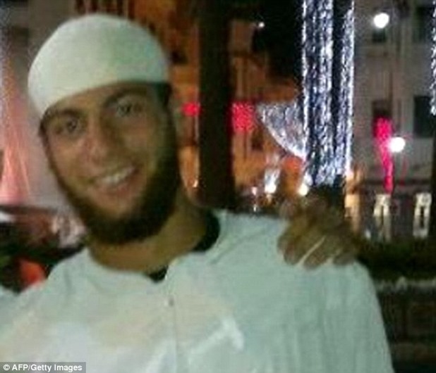 2B96102300000578-0-Suspect_Ayoub_El_Khazzani_above_26_is_being_questioned_by_French-a-16_1440332636712 2B96102300000578-0-Suspect_Ayoub_El_Khazzani_above_26_is_being_questioned_by_French-a-16_1440332636712