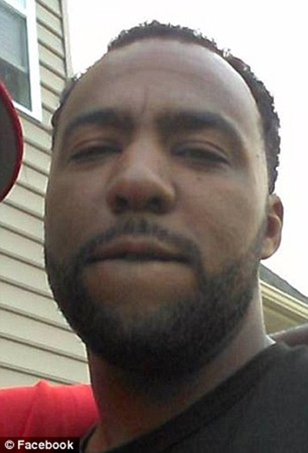 2BA80FB400000578-3210520-Curtis_Smith_33_seen_in_a_Facebook_photo_was_shot_after_he_attac-a-44_1440536194879 2BA80FB400000578-3210520-Curtis_Smith_33_seen_in_a_Facebook_photo_was_shot_after_he_attac-a-44_1440536194879