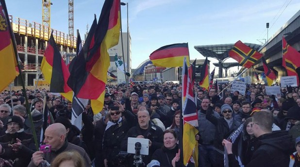 Koln-Pegida-crowd-01