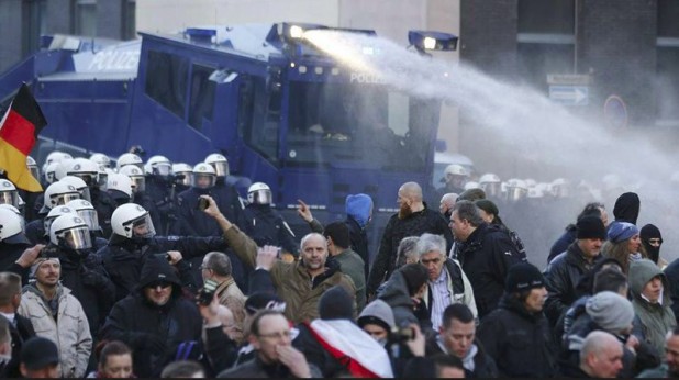 Koln-water-cannon-01