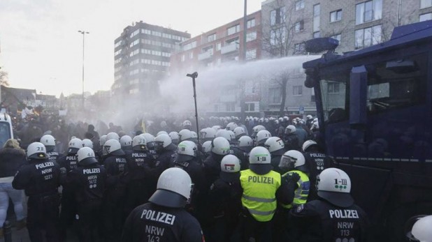 Koln-water-cannon-02