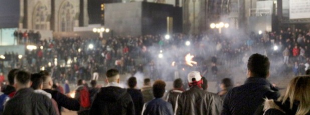 Zahlreiche Menschen sind am 31.12.2015 in Köln (Nordrhein-Westfalen) auf dem Vorplatz des Hauptbahnhofs zu sehen. In der Silvesternacht waren am Kölner Hauptbahnhof Frauen sexuell belästigt und augeraubt worden. Foto: Markus Böhm/dpa +++(c) dpa - Bildfunk+++