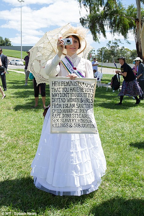 30EF69E800000578-3435093-A_woman_tries_to_rally_women_to_vote_against_Islamic_immigration-a-8_1454797209418