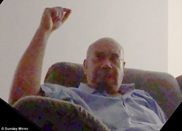 37E47A6600000578-3773574-Relaxed_Mr_Vaz_is_covertly_filmed_on_his_sofa_during_the_encount-a-6_1473030833459
