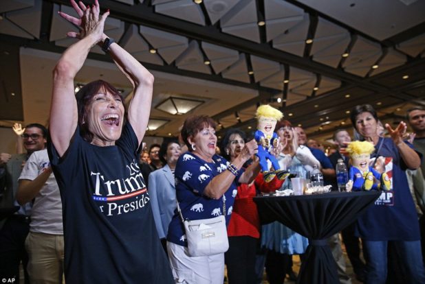 3a31ffc500000578-3918838-applause_fans_cheered_and_clapped_as_trump_appeared_to_dominate_-a-172_1478674730979