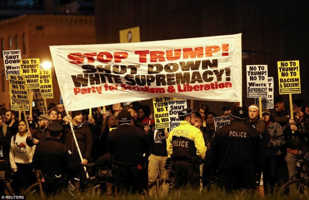 3a37433f00000578-3922098-chicago_at_trump_international_hotel_and_tower_activists_carried-a-35_1478778493564