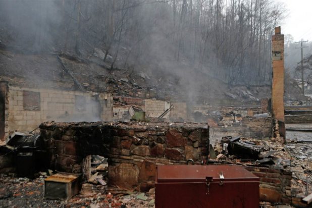 161130-gatlinburg-tn-fire-425p_691308e64a1356298f498c5995a7f09e-nbcnews-ux-2880-1000